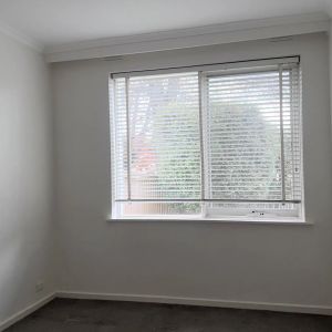 Convenient Ground Floor Two Bedroom Apartment - Photo 2