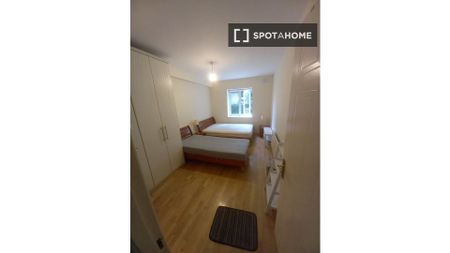 Bed for rent in 2-bedroom apartment in Waterville, Dublin - Photo 3