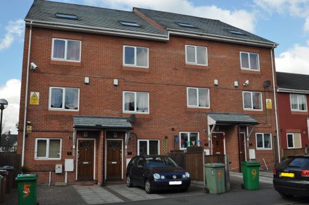 1 bedroom in a house share to rent - Photo 2