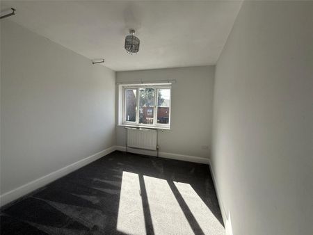 3 bedroom flat to rent - Photo 2