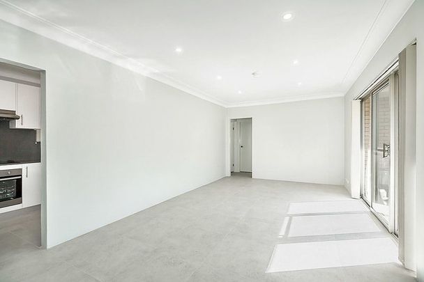 Spacious Sunny Apartment in Ideal Location! - Photo 1