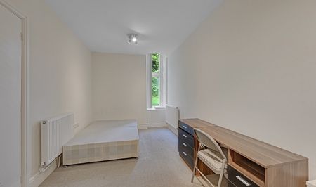 Spacious 4-Bed, 4-Bath Student Flat with Large Communal Garden & Free Parking - Photo 5