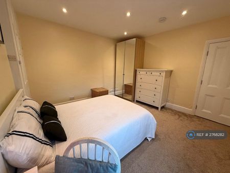 1 bedroom in a house share to rent - Photo 3
