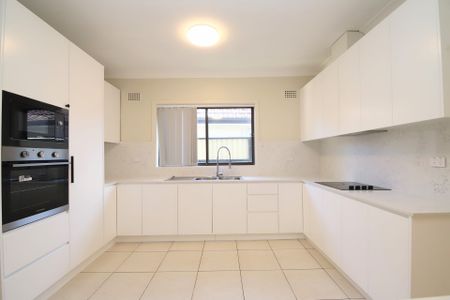 Three Bedroom Updated Family Home - Photo 5