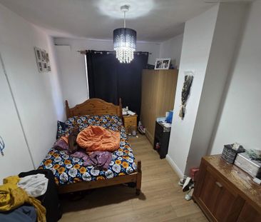 4 bedroom semi-detached house to rent - Photo 3