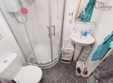 3 Bedroom Flat - Photo 3