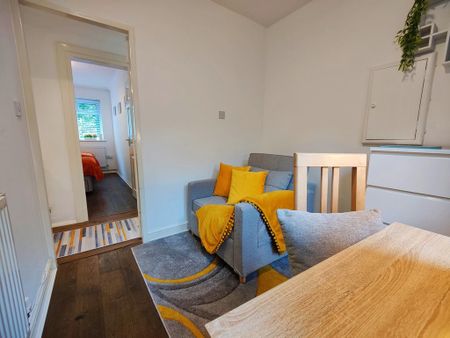 3 bedroom flat to rent - Photo 2