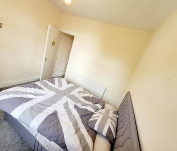 3 bedroom flat to rent - Photo 5