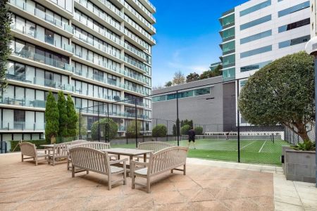 Spacious, Bright and Perfectly Positioned Apartment! - Photo 3