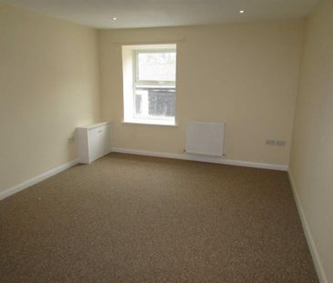 High Street, Chapel-En-Le-Frith - Photo 3