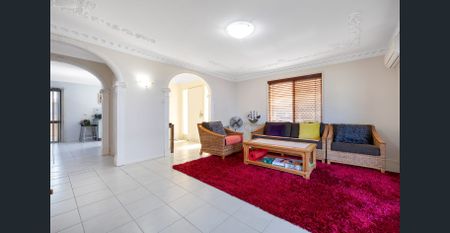 CHARMING THREE BEDROOM HOUSE IN PRIME LOCATION - Photo 2