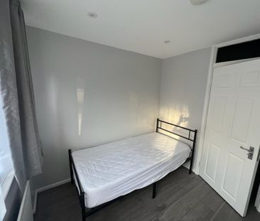 5 Bed Semi-Detached House, Pomfret Avenue, LU2 - Photo 1