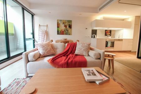 Designer Living in the Beating Heart of Richmond - Fully Furnished! - Photo 2