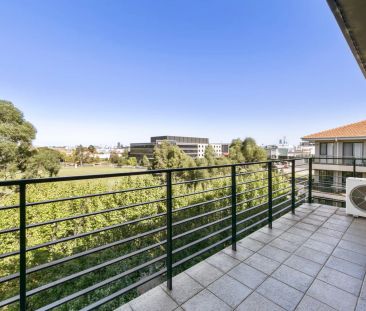 Top Floor Penthouse-Style Apartment in a Prime Location - Photo 4