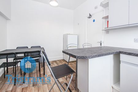 5 bed Apartment for Rent - Photo 3