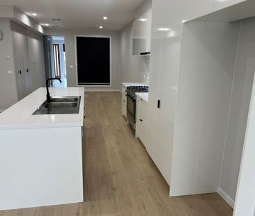 Brand New & Splendid Townhouse in West Footscray! - Photo 6