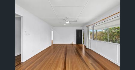 NEWLY UPDATED HOME IN GREAT STAFFORD HEIGHTS LOCATION! - Photo 2