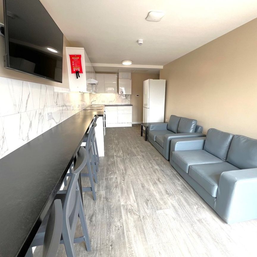 4 Bed Flat, Hepburn Road, BS2 - Photo 1