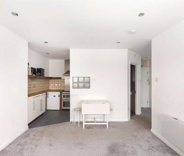 An attractive third floor flat in excellent condition with high cei... - Photo 5