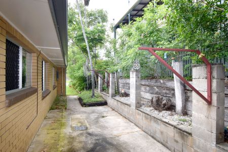 PLEASANT DUPLEX IN QUIET STREET - Photo 2