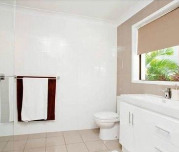 Spacious 4-Bedroom Family Home in Prime Paradise Point Location - Photo 4