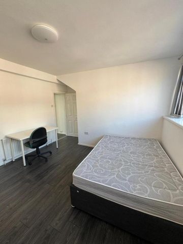 4 bedroom terraced house to rent - Photo 3
