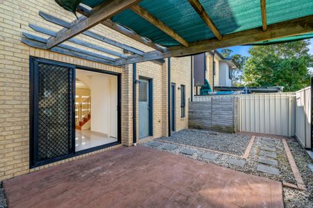 TRENDY TOWNHOUSE! - Photo 4
