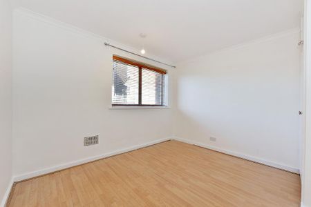 3 bedroom flat to rent - Photo 4