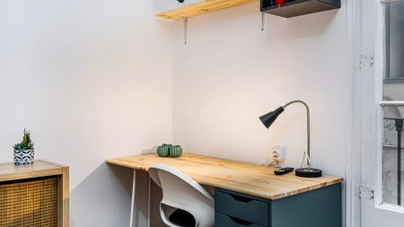 Room in a shared 9-bedroom apartment for rent in El Gòtic, professionals and students only - Photo 4