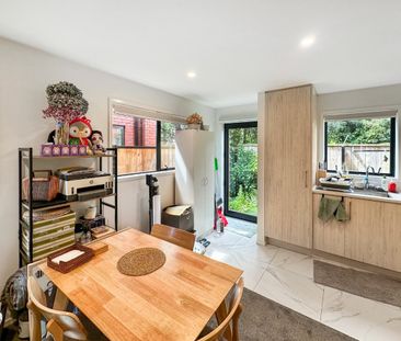 Quiet, Sunny & Private Modern 2-Bedroom Townhouse - Photo 5