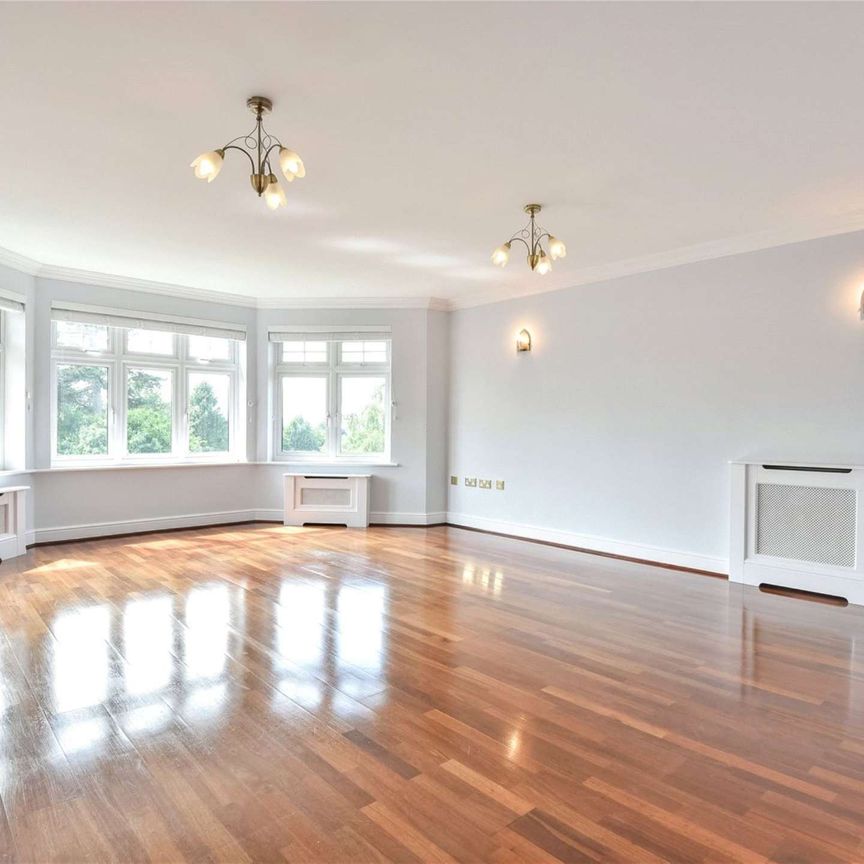 A spacious and well-presented apartment with secure parking, ideally situated for Sevenoaks town centre and mainline station. - Photo 1