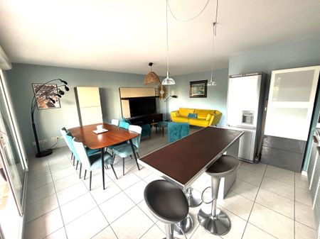 Location Appartement 3 pièces 70m² MARSEILLE 6ème - Photo 2