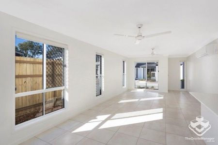 3 BED, A/C, MINUTES TO GATEWAY Large living space unit, gas cooktop, covered patio - Photo 4