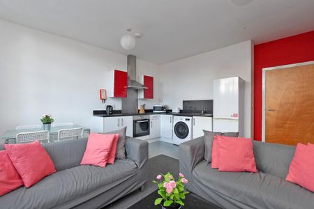3 bedroom flat to rent - Photo 3