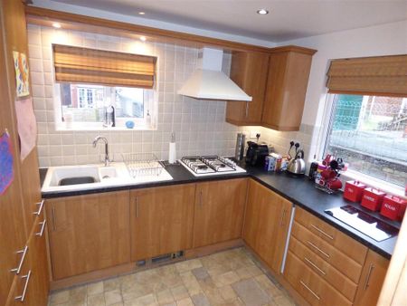 2 bedroom semi-detached bungalow to rent - Photo 5