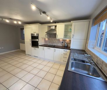 Detached house to rent on - Photo 2