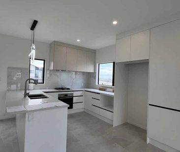 Stunning Three Bedroom Property - Photo 1