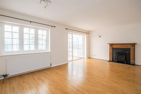 4 bed semi-detached house to rent in Warwick Road, Chadwick End, Solihull - Photo 2