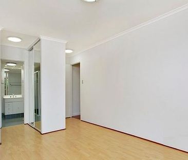Generouly proportioned two bedroom two bathroom apartment with parking - Photo 4