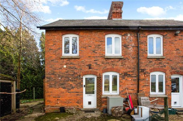 A three bedroom cottage with views of the surrounding countryside. - Photo 1