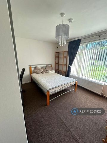 4 bedroom semi-detached house to rent - Photo 2