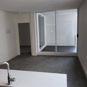 Unfurnished 1 Bedroom Apartment - walk to schools, bars/cafes, public transport and the Brisbane River - Photo 3