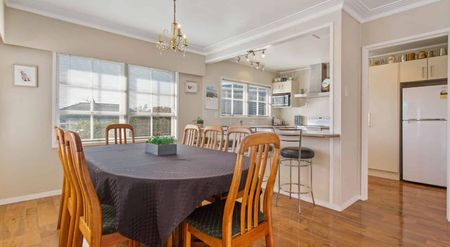 Spacious Three-Storey Family Home in Desirable Hillpark - Photo 4