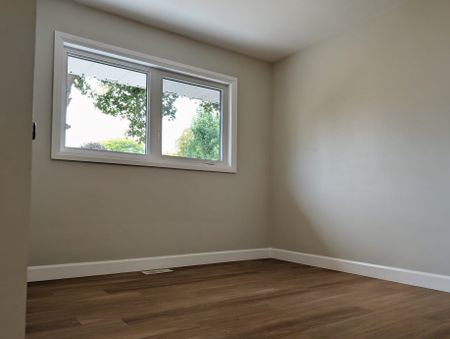 For Lease - 5 Bertram Drive, Hamilton, Ontario - Photo 2