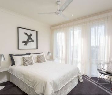 Modern 3 Bedroom Townhouse in The Heights Estate - Photo 2