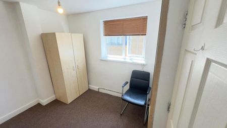 4 bedroom semi-detached house to rent - Photo 2