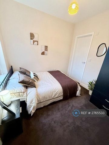 1 bedroom in a house share to rent - Photo 3