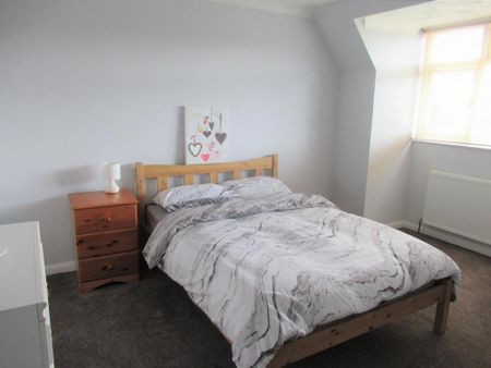 1 bedroom in a house share to rent - Photo 2