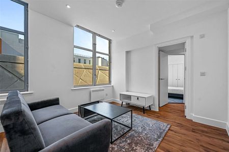 A newly refurbished one bedroom apartment in a convenient City location - Photo 3