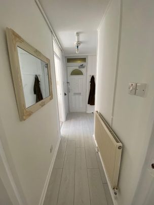 1 Bed Flat, London, E16 - Photo 1